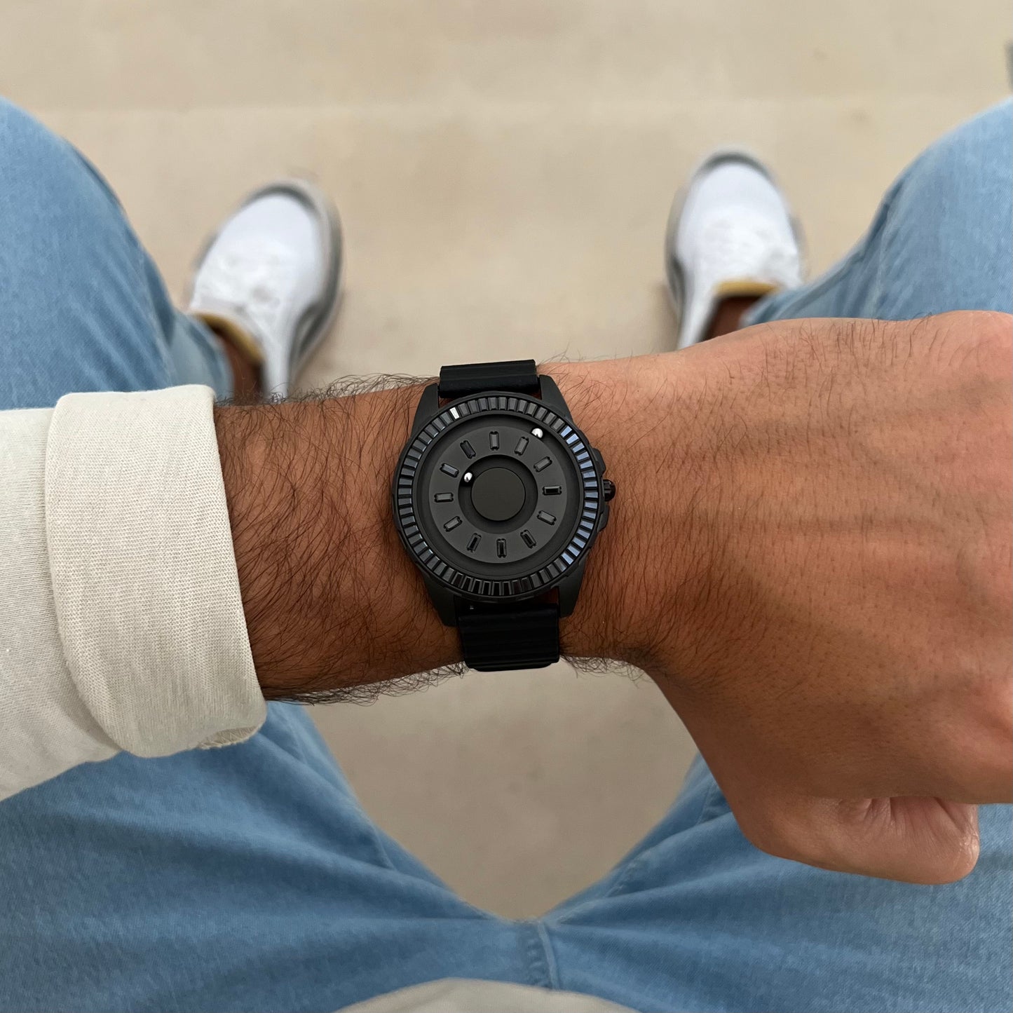 Magneto-Watch-Crytal-Black-Leather-Black-Lifestyle-2023